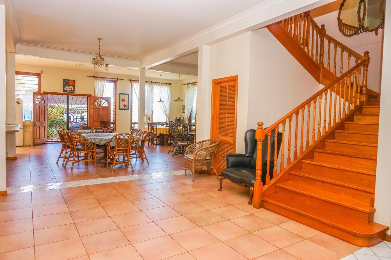 Lynn'S Getaway Hotel Апіа Екстер'єр фото