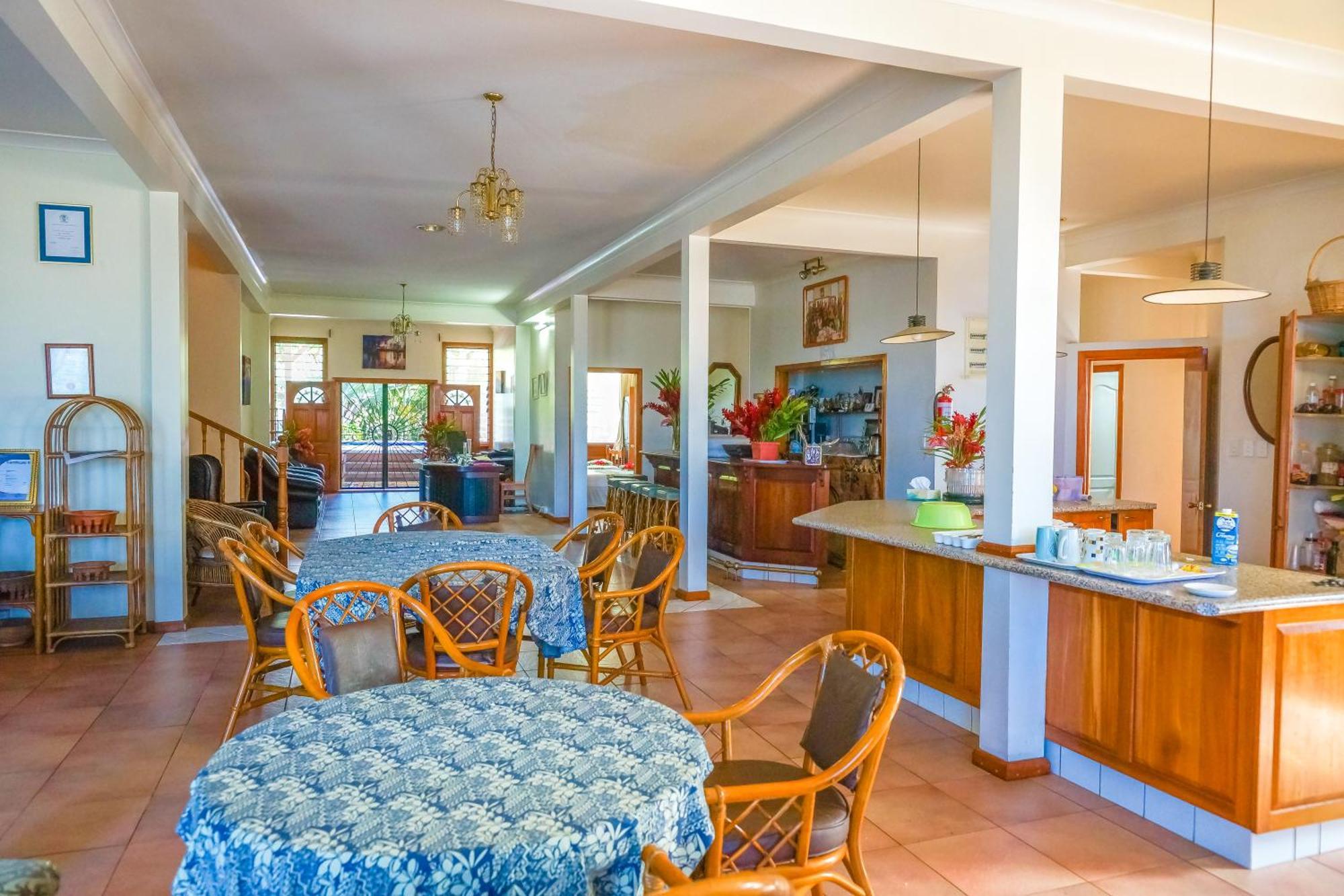 Lynn'S Getaway Hotel Апіа Екстер'єр фото