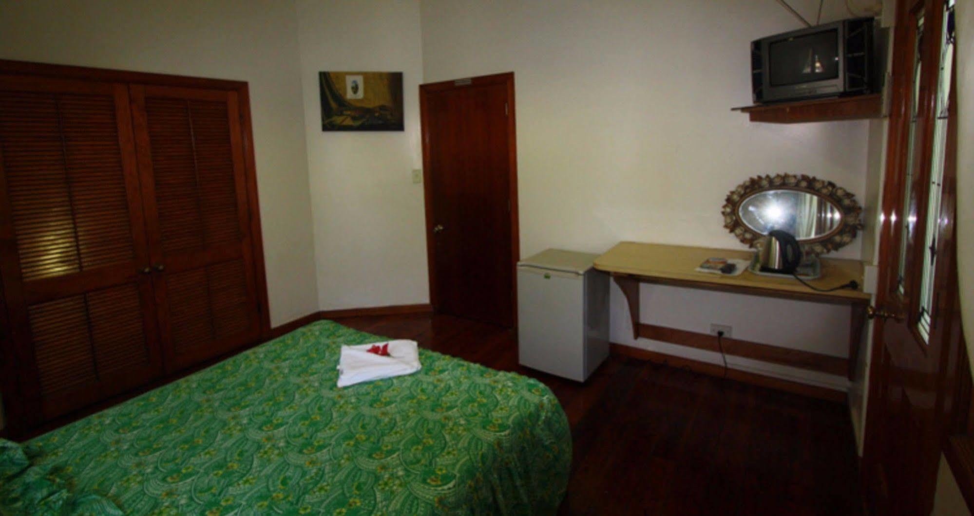 Lynn'S Getaway Hotel Апіа Екстер'єр фото