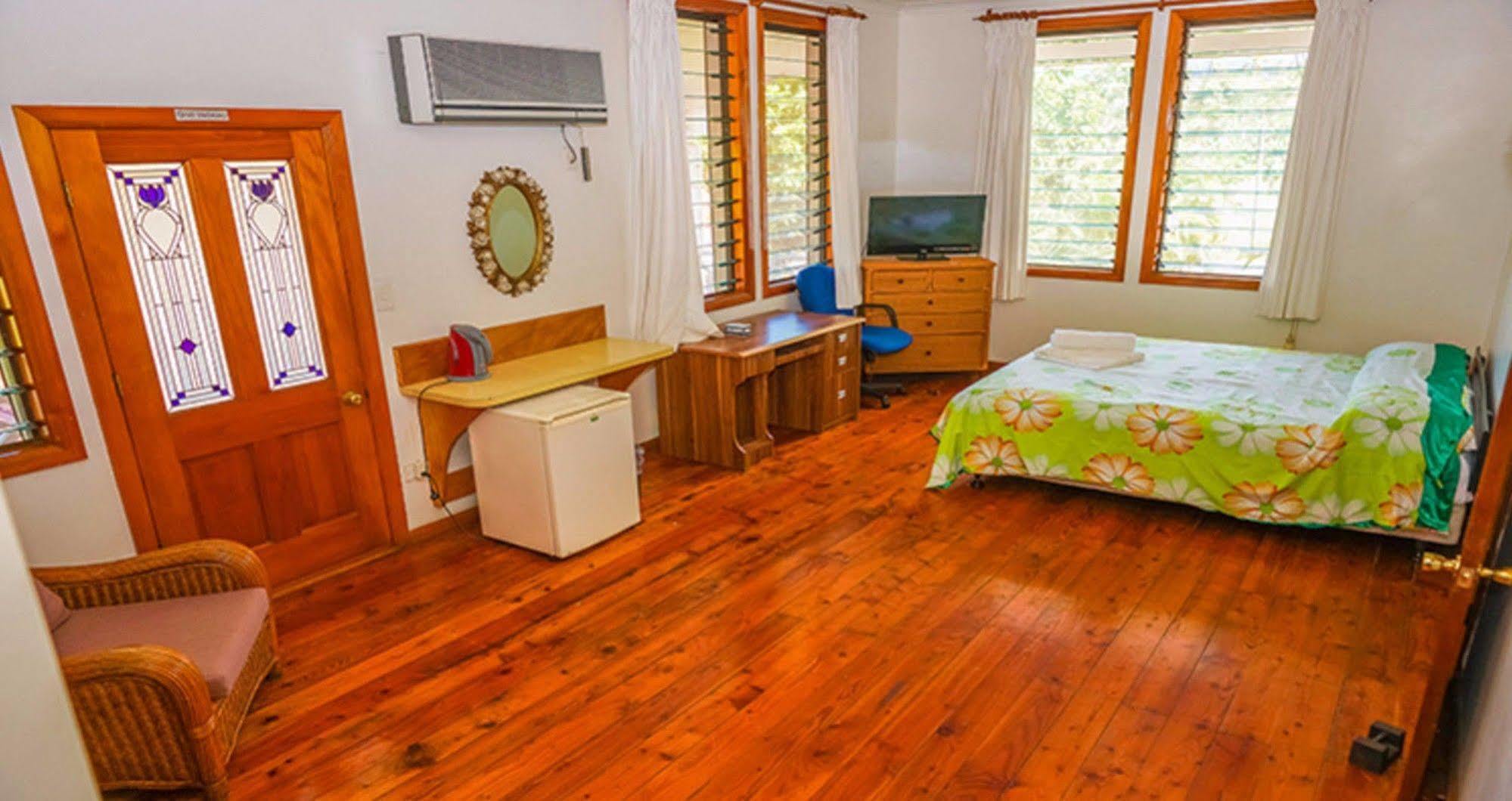 Lynn'S Getaway Hotel Апіа Екстер'єр фото